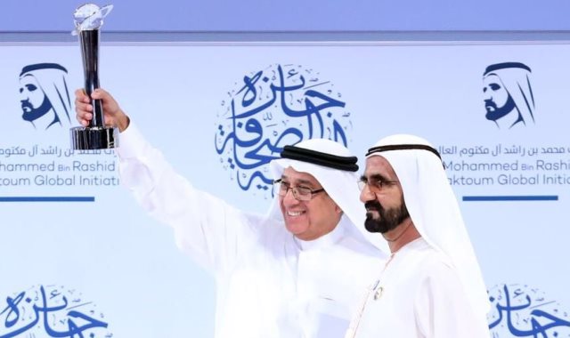محمد بن راشد يكرم نبيل الحمر بشخصية العام الإبداعية — لقطة ٤