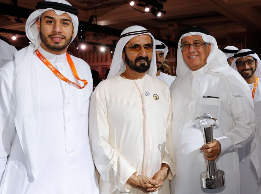 محمد بن راشد يكرم نبيل الحمر بشخصية العام الإبداعية — لقطة ١